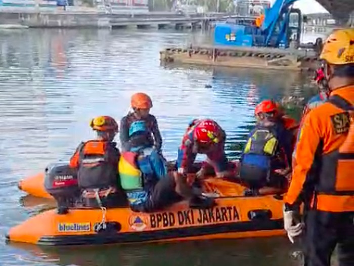 Polisi mengungkap alasan dua orang pria menceburkan diri ke kali di Pademangan, Jakut karena dikejar gerombolan membawa senjata tajam. (dok Damkar Jakut)