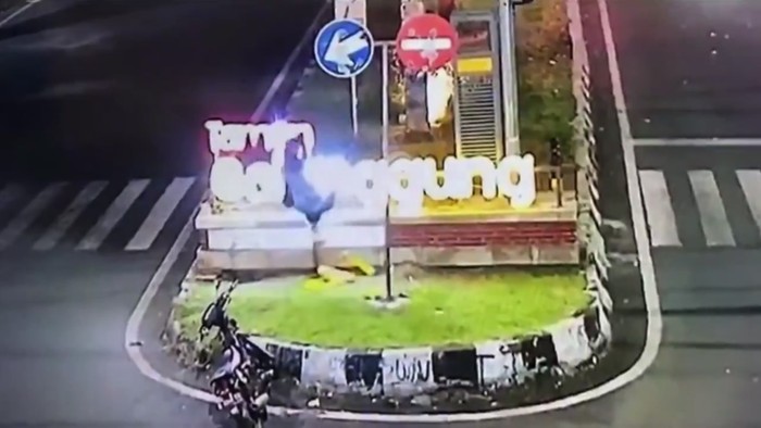 Polisi telah menangkap DBS (40) pelaku perusakan lampu papan nama Taman Galunggung, Kota Malang.