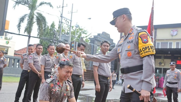 Kapolres Lamongan AKBP Bobby A Condroputra memimpin upacara kenaikan pangkat anggotanya