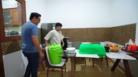 Suasana hangat terasa di ruang makannya. Jirayut menggunakan tudung saji jadul dan buah-buahan dalam keranjang sebagai hiasan meja makan. Foto: YouTube Taulany TV