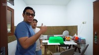 Ini potret ruang makannya, terdiri dari meja makan dengan alas kasa. Selain itu, juga dilengkapi dengan empat kursi berwarna abu-abu. Foto: YouTube Taulany TV