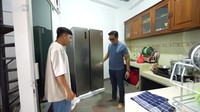 Ini merupakan area dapurnya. Tidak terlalu luas dengan segala peralatan dapur lengkap dua dua kulkas pintu dua. Foto: YouTube Taulany TV