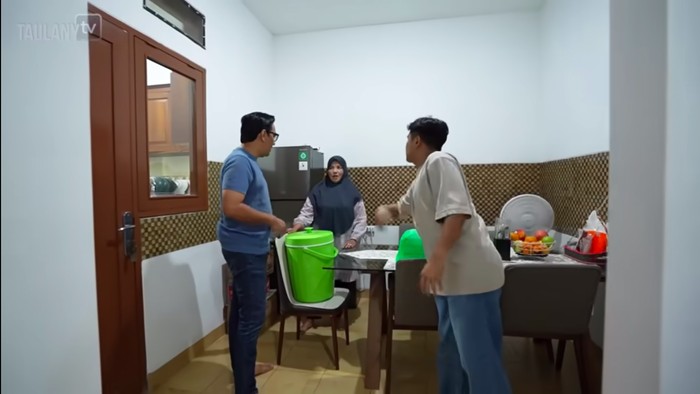 Potret dapur di rumah baru Jirayut Potret dapur di rumah baru Jirayut