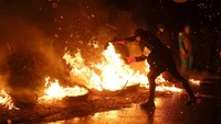 Festival ini dilakukan pertama kali pada tahun 1858 diawali dengan para lelaki membawa tong berisi serbuk gergaji, kayu bakar yang kemudian dikumpulkan untuk dibakar ke dalam api unggun sebelum tengah malam. 