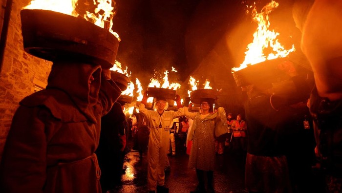 People take part in the annual Allendale Tar Barrel Festival, in Allendale, northern England, Britain, December 31, 2024. REUTERS/Lee Smith     TPX IMAGES OF THE DAY