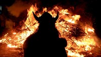 Para peserta perayaan Ferstival Allendale Tar Barrel membawa wadah berisi serbuk gergaji, kayu bakar dan tar untuk kemudian dibakar dalam api unggun. 