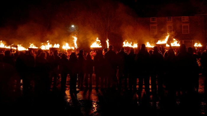 People take part in the annual Allendale Tar Barrel Festival, in Allendale, northern England, Britain, December 31, 2024. REUTERS/Lee Smith     TPX IMAGES OF THE DAY