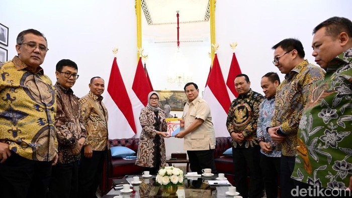 Prabowo menerima Ikhtisar Hasil Pemeriksaan Semester (IHPS) I Tahun 2024 dari Ketua Badan Pemeriksa Keuangan (BPK) RI Isma Yatun di Istana Merdeka (Foto: Muchlis Jr - Biro Pers Sekretariat Presiden)