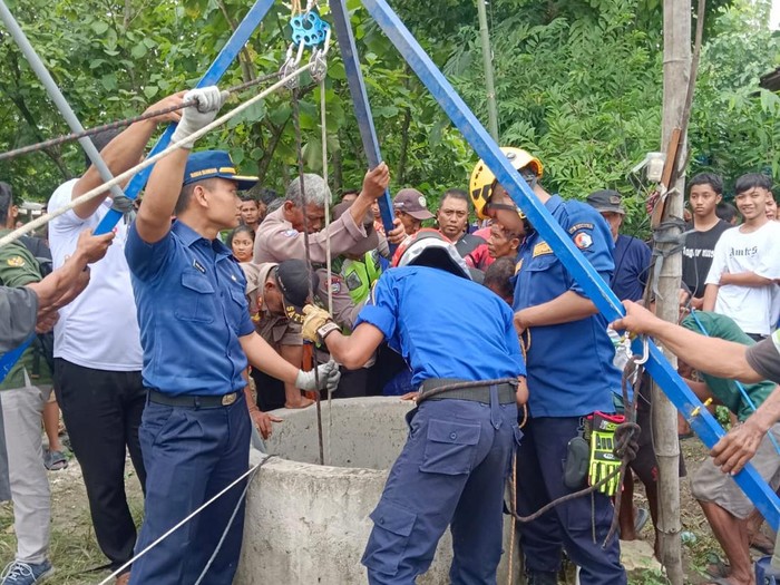 Evakuasi warga di Ngraho, Bojonegoro tercebur sumur karena diduga epilepsi kambuh