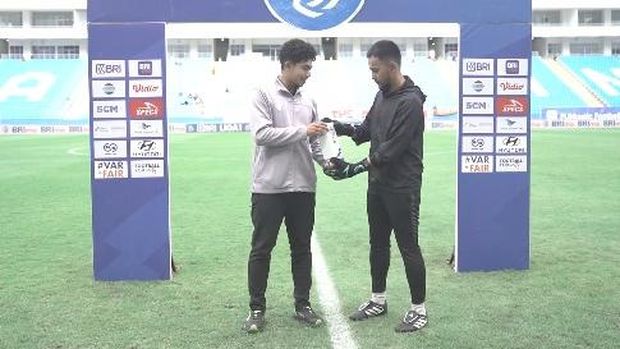 PT LIB memberikan trofi Best Save of The Month Liga 1 Edisi November 2024 untuk Hilmansyah yang diterima oleh pelatih kiper PSM M Sabilillahi.
