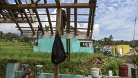 Berdasarkan keterangan warga puting beliung muncul secara mendadak dan langsung menyapu pemukiman.   