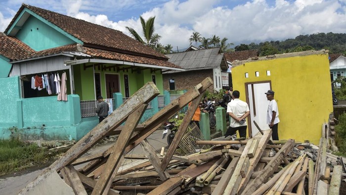 Anggota BPBD Kabupaten Tasikmalaya dan warga memeriksa atap mushalla yang roboh akibat angin puting beliung di Kampung Ciakar 2, Kabupaten Tasikmalaya, Jawa Barat, Kamis (2/1/2025). Angin puting beliung yang terjadi pada Rabu (1/1/2025) mengakibatkan 41 rumah di Kampung Ciakar 2 dan Indrajaya rusak diterjang angin. ANTARA FOTO/Adeng Bustomi/nym.