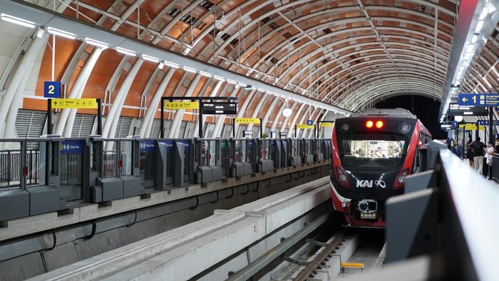 PT Kereta Api Indonesia (KAI) mencatat peningkatan pengguna layanan LRT Jabodebeka selama libur akhir tahun. Pada tanggal 31 Desember 2024, KAI mencatat pengguna layanan LRT Jabodebek sebanyak 92.682 pengguna.