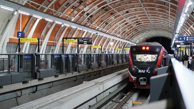 PT Kereta Api Indonesia (KAI) mencatat peningkatan pengguna layanan LRT Jabodebeka selama libur akhir tahun. Pada tanggal 31 Desember 2024, KAI mencatat pengguna layanan LRT Jabodebek sebanyak 92.682 pengguna.