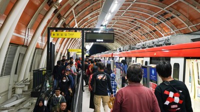 Ramainya Penumpang LRT Jabodebek Saat Pergantian Tahun