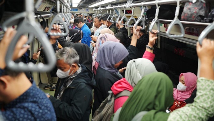 PT Kereta Api Indonesia (KAI) mencatat peningkatan pengguna layanan LRT Jabodebeka selama libur akhir tahun. Pada tanggal 31 Desember 2024, KAI mencatat pengguna layanan LRT Jabodebek sebanyak 92.682 pengguna.