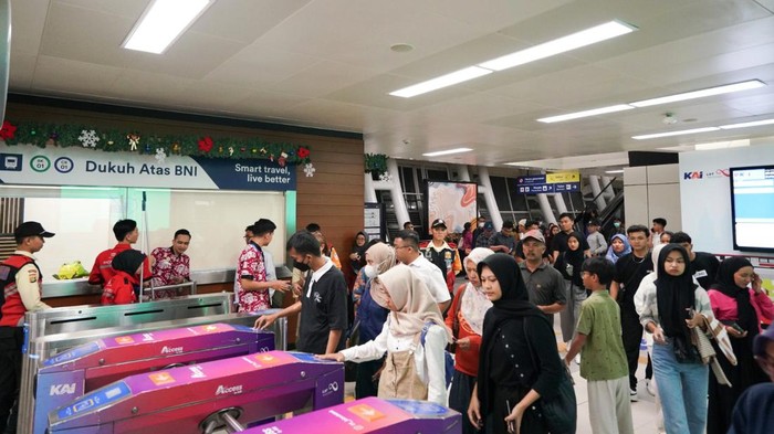 PT Kereta Api Indonesia (KAI) mencatat peningkatan pengguna layanan LRT Jabodebeka selama libur akhir tahun. Pada tanggal 31 Desember 2024, KAI mencatat pengguna layanan LRT Jabodebek sebanyak 92.682 pengguna.