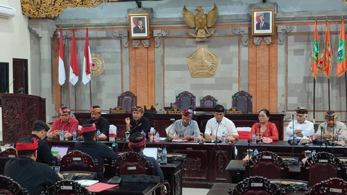 Rapat Komisi I DPRD Tabanan bersama BKPSDM, Bakeuda, dan Bappeda terkait evaluasi seleksi PPPK tahap pertama dan pengangkatan tenaga non-ASN sebagai pekerja paruh waktu, Kamis (2/1/2025). (Firizqi Irwan/detikBali)