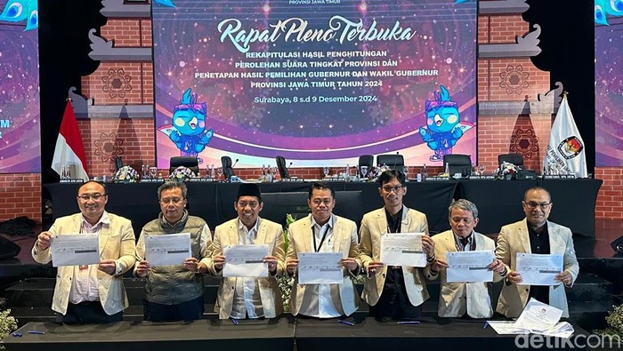 Rapat pleno hasil rekapitulasi perolehan suara Pilgub Jatim yang digelar KPU Jatim.