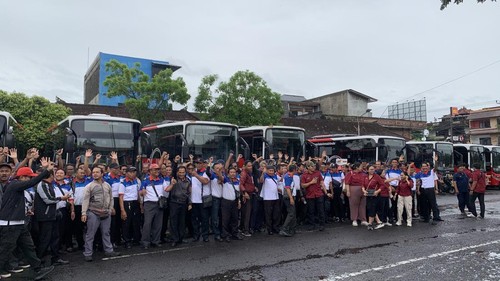 Ratusan karyawan PT Satria Trans Dewata, termasuk sopir bus Trans Metro Dewata (TMD), berkumpul di Terminal Ubung, Denpasar, Kamis (2/1/2025). (Rizki Setyo/detikBali)