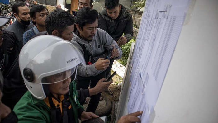 Ratusan Korban Tumpahan Cairan Kimia di KKB Terima Ganti Rugi Warga antre melakukan pendaftaran ulang saat pembayaran uang ganti rugi dampak tumpahan cairan kimia di kantor Unit Gakkum Satlantas Polres Cimahi, Padalarang, Kabupaten Bandung Barat, Jawa Barat, Kamis (2/1/2025). Sebanyak 104 orang korban luka dan 1.260 unit kendaraan yang terdampak tumpahan cairan kimia caustic liquid NaOH (Natrium Hidroksida) atau soda api dari truk tangki milik CV Yasindo Multi Pratama menerima pembayaran uang ganti rugi secara bertahap dengan nominal yang beragam tergantung dari kerusakan kendaraan serta biaya pengobatan. ANTARA FOTO/Abdan Syakura/nym.