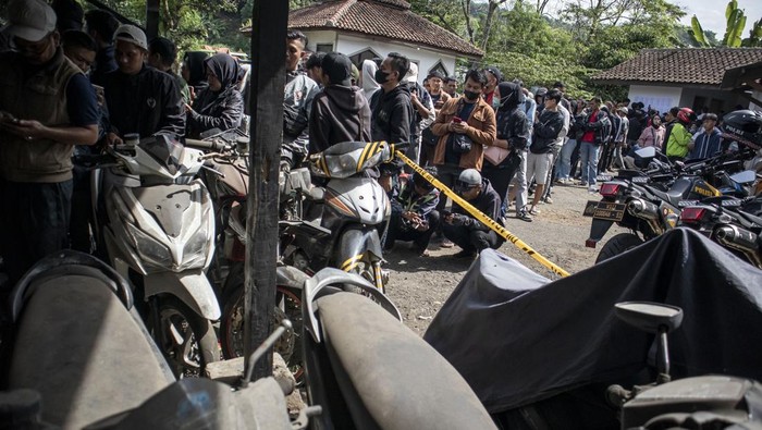 Ratusan Korban Tumpahan Cairan Kimia di KKB Terima Ganti Rugi Warga antre melakukan pendaftaran ulang saat pembayaran uang ganti rugi dampak tumpahan cairan kimia di kantor Unit Gakkum Satlantas Polres Cimahi, Padalarang, Kabupaten Bandung Barat, Jawa Barat, Kamis (2/1/2025). Sebanyak 104 orang korban luka dan 1.260 unit kendaraan yang terdampak tumpahan cairan kimia caustic liquid NaOH (Natrium Hidroksida) atau soda api dari truk tangki milik CV Yasindo Multi Pratama menerima pembayaran uang ganti rugi secara bertahap dengan nominal yang beragam tergantung dari kerusakan kendaraan serta biaya pengobatan. ANTARA FOTO/Abdan Syakura/nym.