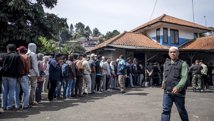 Ratusan Korban Tumpahan Cairan Kimia di KKB Terima Ganti Rugi Warga antre melakukan pendaftaran ulang saat pembayaran uang ganti rugi dampak tumpahan cairan kimia di kantor Unit Gakkum Satlantas Polres Cimahi, Padalarang, Kabupaten Bandung Barat, Jawa Barat, Kamis (2/1/2025). Sebanyak 104 orang korban luka dan 1.260 unit kendaraan yang terdampak tumpahan cairan kimia caustic liquid NaOH (Natrium Hidroksida) atau soda api dari truk tangki milik CV Yasindo Multi Pratama menerima pembayaran uang ganti rugi secara bertahap dengan nominal yang beragam tergantung dari kerusakan kendaraan serta biaya pengobatan. ANTARA FOTO/Abdan Syakura/nym.