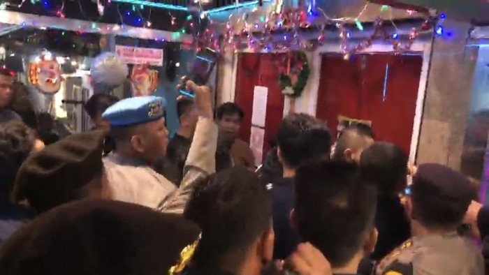 Saat petugas gabungan merazia Diskotek Darma Agung (DA 41) Palembang.