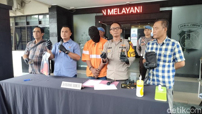 Satu dari tersangka komplotan pencuri motor asal Surabaya di Kota Malang yang memakai HT untuk berkoordinasi saat beraksi di sejumlah titik.