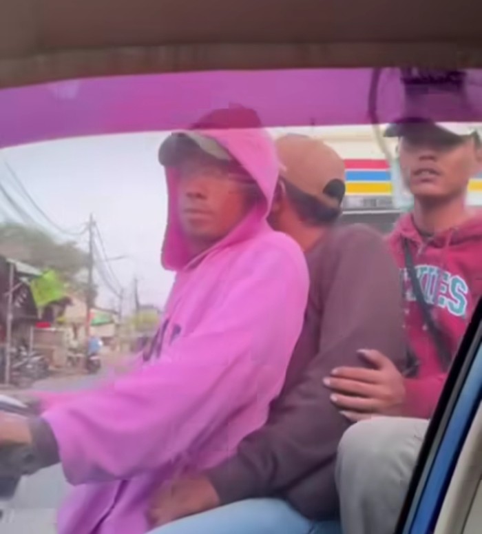 Sebuah video yang memperlihatkan tiga orang pria Bang Jago mengejar dan menggedor mobil di Bekasi viral di medsos. Polisi mengusut kasus tersebut. (dok Istimewa)