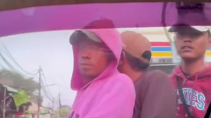 Sebuah video yang memperlihatkan tiga orang pria Bang Jago mengejar dan menggedor mobil di Bekasi viral di medsos. Polisi mengusut kasus tersebut. (dok Istimewa)