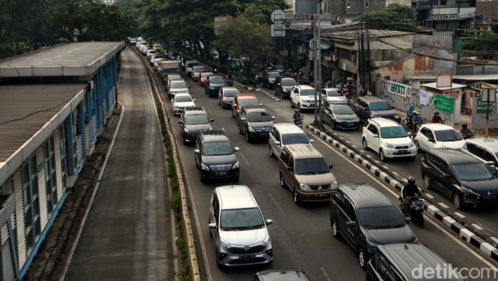 Sejumlah kendaraan terjebak macet di Jakarta, pada Kamis (2/1/2024).