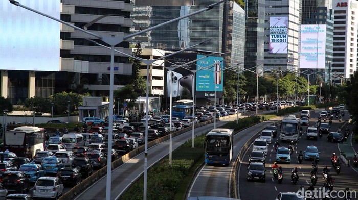 Sederet Mobil yang Terdampak PPN 12 Persen Sejumlah kendaraan terjebak macet di Jakarta, pada Kamis (2/1/2024).