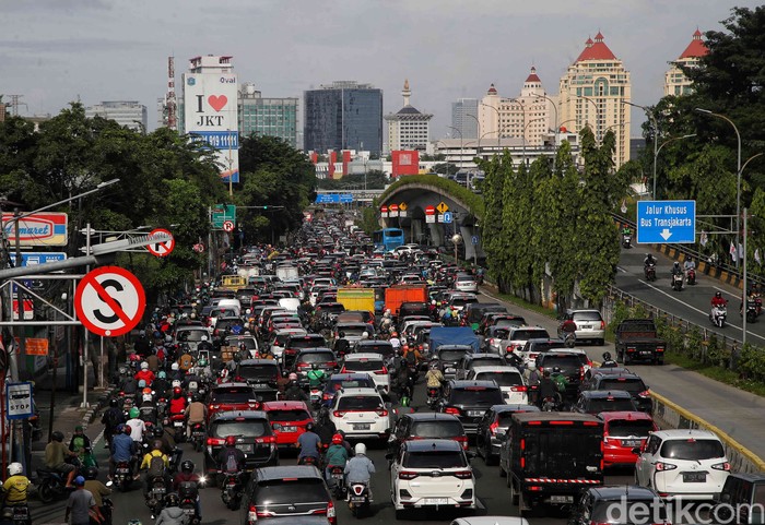 Sejumlah kendaraan terjebak macet di Jakarta, pada Kamis (2/1/2024).