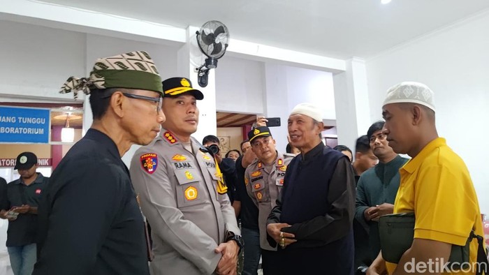 Sekda Banyuwangi Guntur Pirambodo saat mengunjungi keluarga korban pengeroyokan santri di RSUD Blambangan.