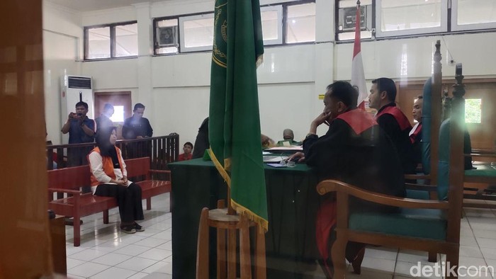 Sidang perdana oknum bidan di PN Palembang.