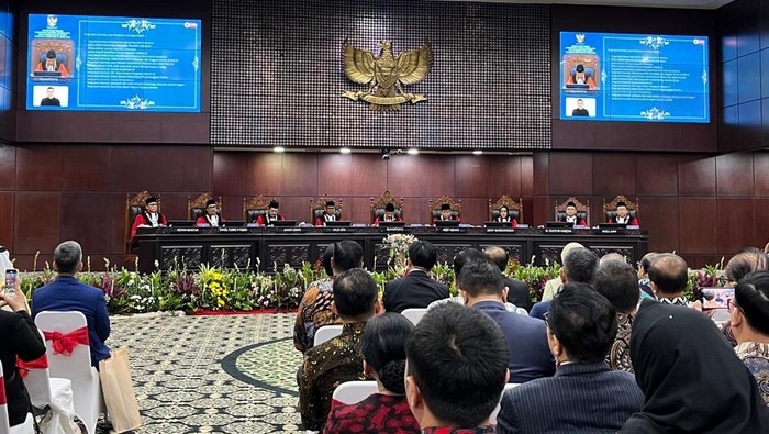 Sidang pleno khusus MK