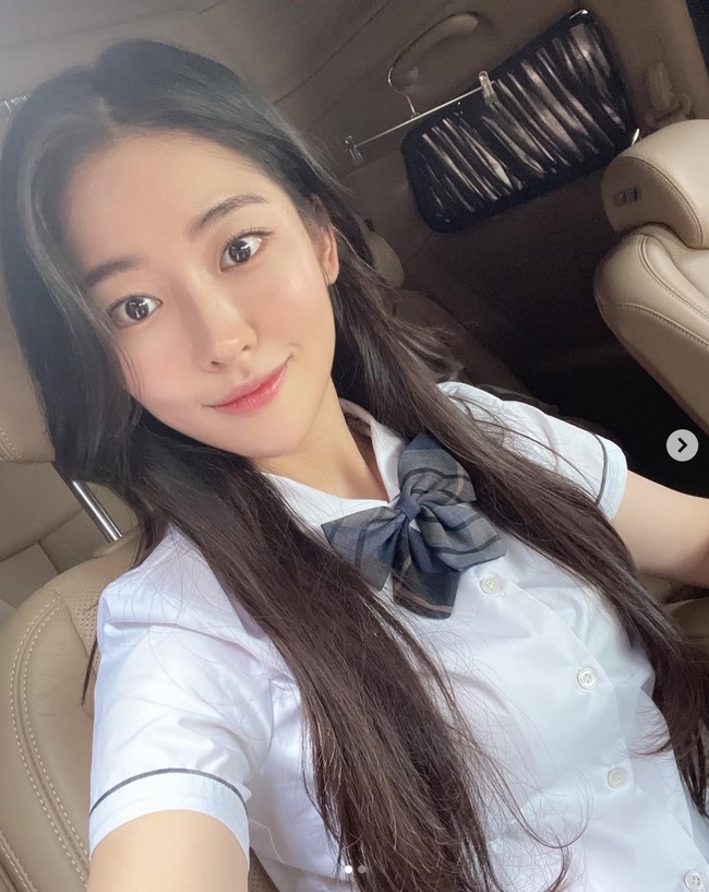 Song Ji Woo memerankan Kang Mina, peserta permainan bertahan hidup dengan nomor urut 196. Karakternya tereliminasi dalam episode pertama Squid Game 2 saat permainan ‘Red Lights, Green Lights’. Foto: dok. Instagram @zwu1215