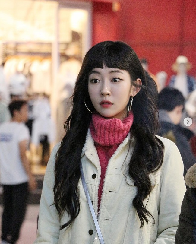 Meskipun tampil singkat di Squid Game 2, Song Ji Woo memikat penonton dengan paras cantiknya. Netizen Korea menyadari dia sebelumnya menjadi perundung dalam drama Korea The Glory sebagai Choi Hye Jeong alias Cha Joo Young versi muda. Foto: dok. Instagram @zwu1215