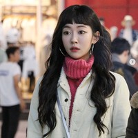 Meskipun tampil singkat di Squid Game 2, Song Ji Woo memikat penonton dengan paras cantiknya. Netizen Korea menyadari dia sebelumnya menjadi perundung dalam drama Korea The Glory sebagai Choi Hye Jeong alias Cha Joo Young versi muda. Foto: dok. Instagram @zwu1215