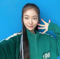 Aktris pendatang baru, Song Ji Woo mencuri atensi dengan penampilannya dalam drama Korea Netflix, Squid Game 2. Dia merupakan wanita cantik yang menjadi gebetan Thanos alias T.O.P BIGBANG. Foto: dok. Instagram @zwu1215