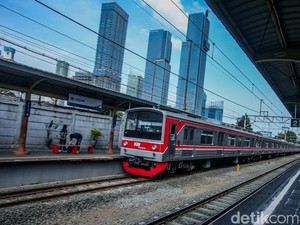 KRL Jabodetabek Masih Berhenti di Stasiun Karet