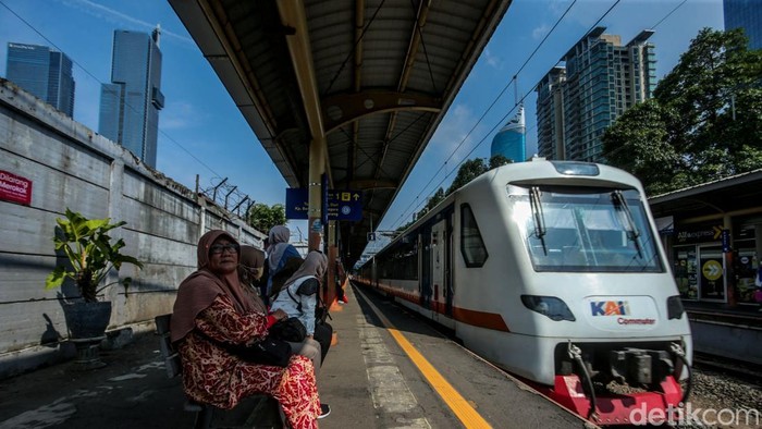 Menteri Badan Usaha Milik Negara (BUMN) Erick Thohir mengungkapkan rencana penutupan operasional Stasiun Karet yang berlokasi di Kecamatan Tanah Abang, Jakarta Pusat. Salah satu alasannya adalah karena jarak Stasiun Karet terlalu dekat dengan Stasiun BNI City sehingga kurang efisien.