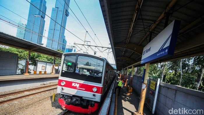 Menteri Badan Usaha Milik Negara (BUMN) Erick Thohir mengungkapkan rencana penutupan operasional Stasiun Karet yang berlokasi di Kecamatan Tanah Abang, Jakarta Pusat. Salah satu alasannya adalah karena jarak Stasiun Karet terlalu dekat dengan Stasiun BNI City sehingga kurang efisien.