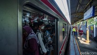 Awalnya Erick menjelaskan soal kinerja kereta bandara yang kurang optimal dalam hal mengangkut penumpang. Sejauh ini, kereta bandara hanya mengangkut sekitar 1,5 juta penumpang per tahun dari potensi 10 juta penumpang. Ia lantas menyebut perlunya perbaikan di ekosistem kereta api untuk melakukan optimalisasi. Salah satu yang dicontohkan adalah rencana penutupan Stasiun Karet karena terlalu dekat dengan stasiun KRL lainnya.