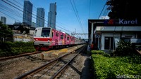 KRL melintas di Stasiun Karet, Jakarta, Kamis (2/1/2025).