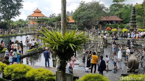 Suasana di Taman Tirta Gangga di Karangasem, Bali, yang ramai dikunjungi wisatawan, Kamis (2/1/2025).