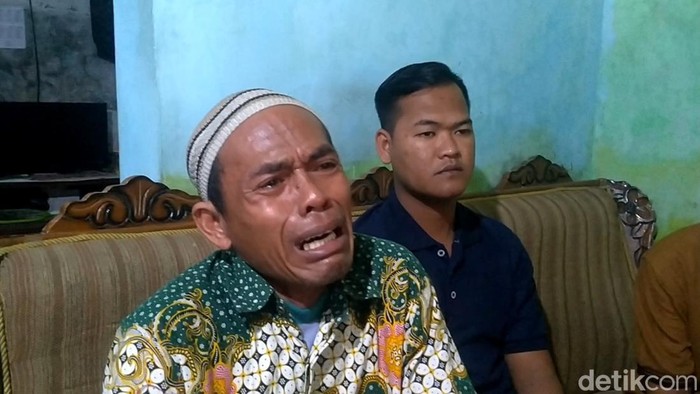 Suratmo (56) dan dua anaknya, warga Desa Pelutan, Kabupaten Pemalang, menunjukkan kuitansi penyerahan uang Rp 900 juta agar lolos jadi anggota Polri, Kamis (2/1/2025).