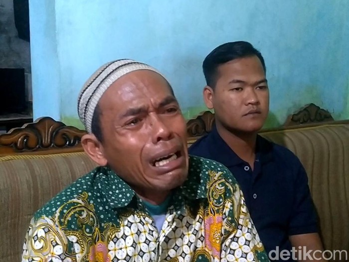 Suratmo (56) dan dua anaknya, warga Desa Pelutan, Kabupaten Pemalang, menunjukkan kuitansi penyerahan uang Rp 900 juta agar lolos jadi anggota Polri, Kamis (2/1/2025).