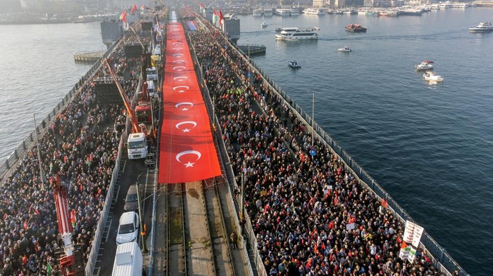Tahun Baru 2025, Warga Turki Gelar Unjuk Rasa Stop Genosida di Gaza A drone view shows people as they gather on the Galata Bridge in solidarity with Palestinians following the first morning prayer of the New Year in Istanbul, Turkey January 1, 2025. REUTERS/Murad Sezer